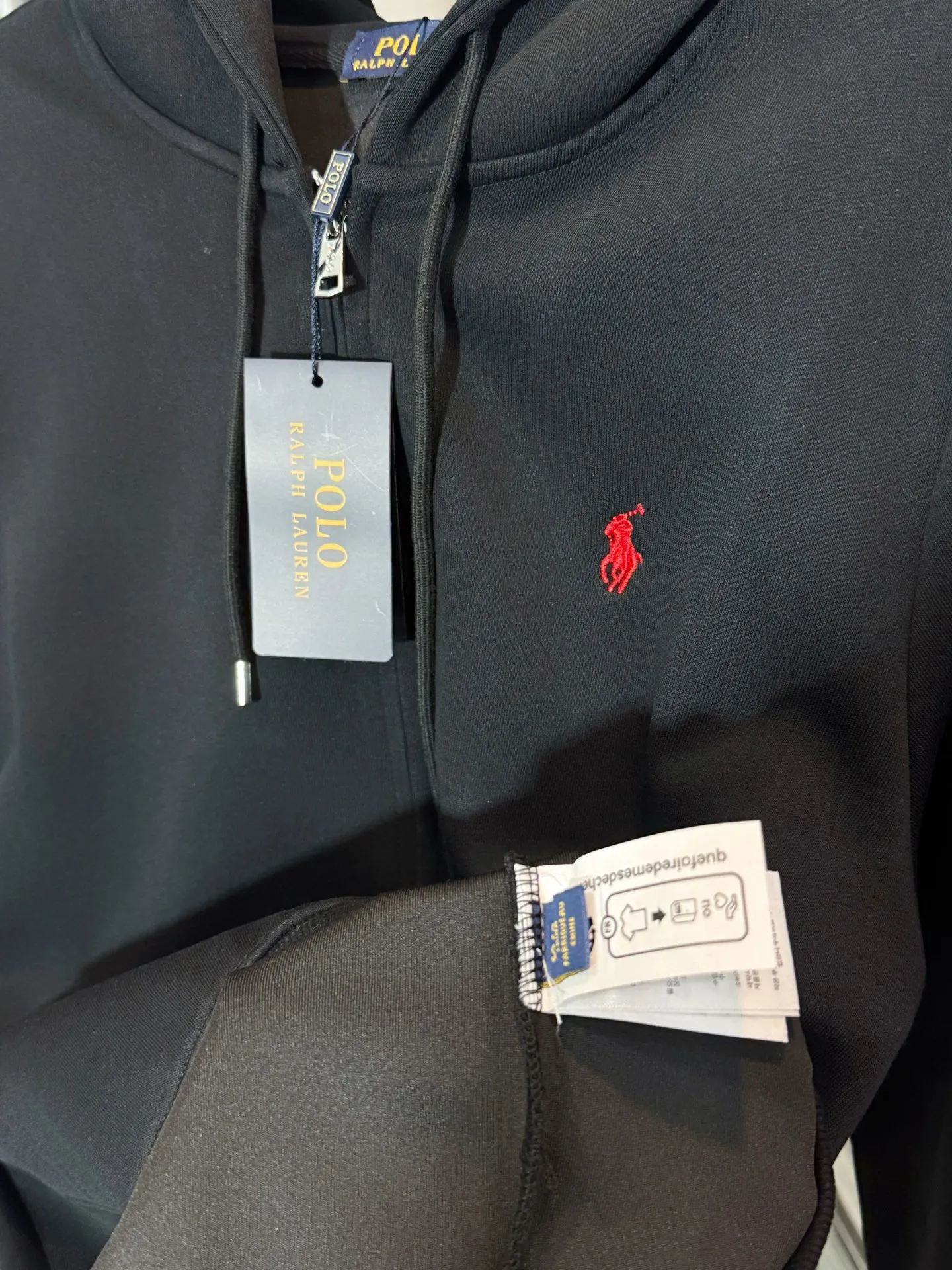 P260 model number: HE397 Ralph Lauren-Ralph Lauren hooded zipper jacket with small logo on the chest The fabric is made of 420g high-weight air customer service fabric. The upper body is comfortable and soft, and has high warmth retention. The chest is sewn with small embroidery of horseback riding and war marks. The embroidery is three-dimensional and full, highlighting the simple atmosphere of the clothes. The threads on the hem of the arms are made of the same material. The elastic thread of the same color as the cylinder, the zipper adopts the customized Polo original small letter hardware zipper, the clothes are designed with a hood, made by a famous factory, with hemming and wrapping strips, the original original label, complete with three labels, os loose version, a popular item of the season, feel free to buy it.  Color: Black/Navy Blue Size: S M L XL